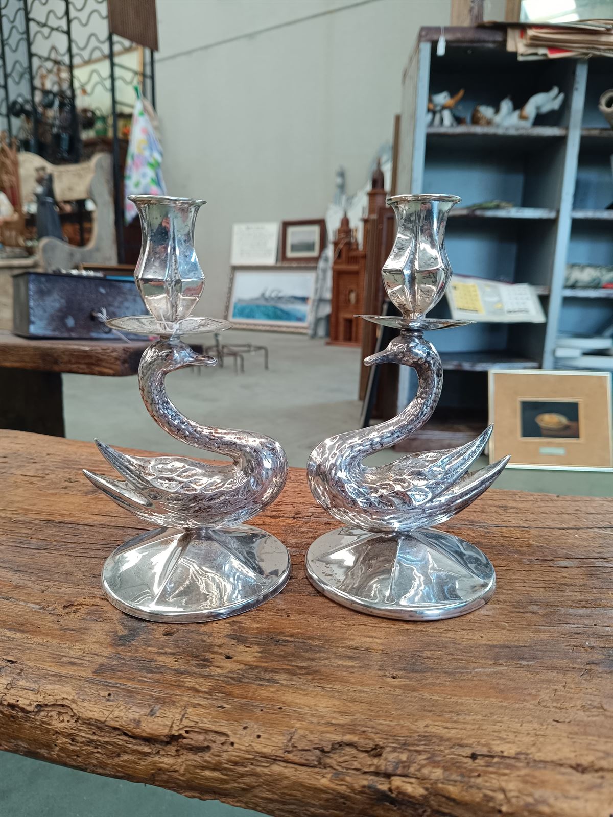 Pareja de candelabros Swan Art Deco - Imagen 1