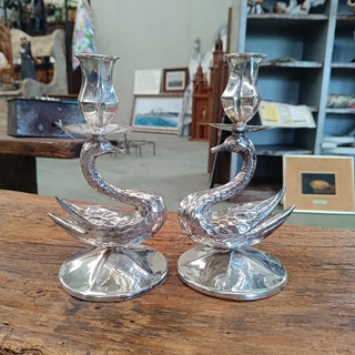 Pareja de candelabros Swan Art Deco - Imagen 1