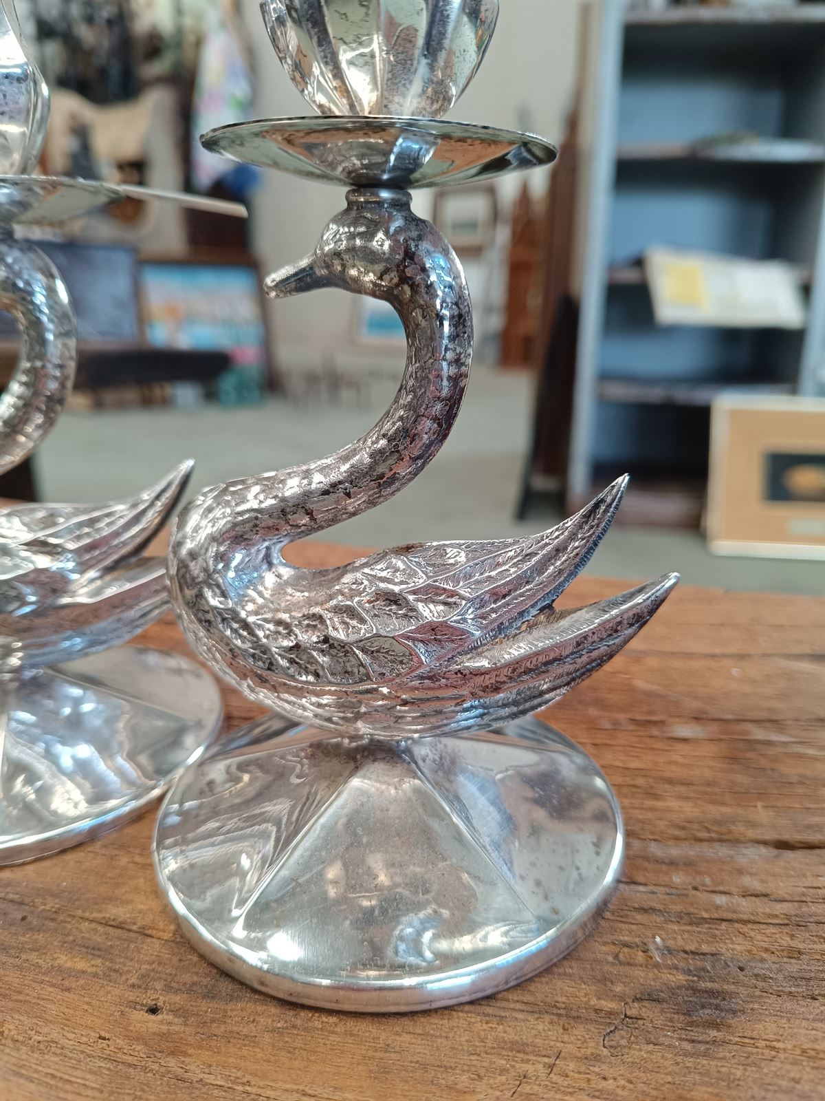 Pareja de candelabros Swan Art Deco - Imagen 2