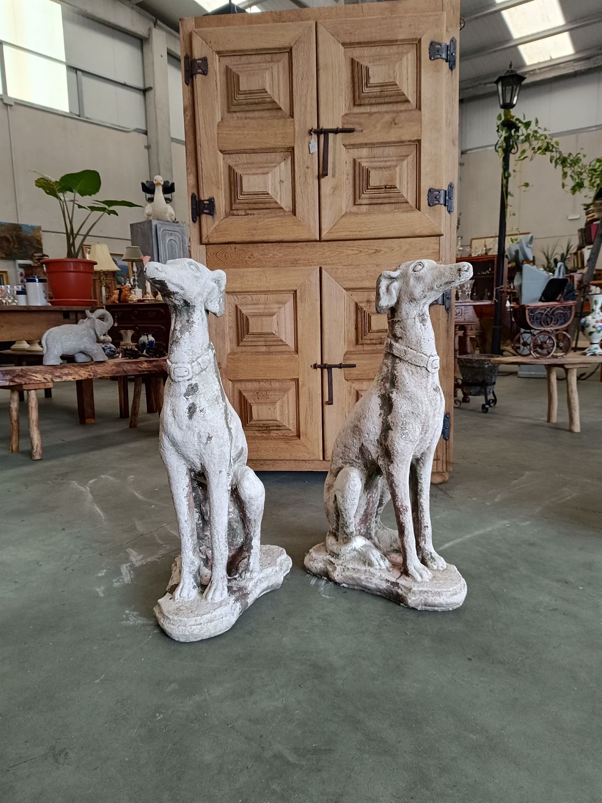 Pareja de estatuas de perros galgos - Imagen 1