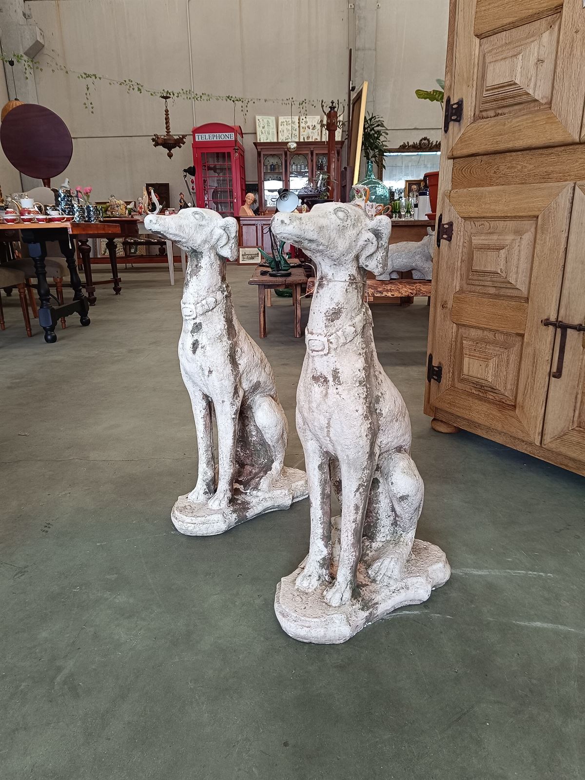 Pareja de estatuas de perros galgos - Imagen 2