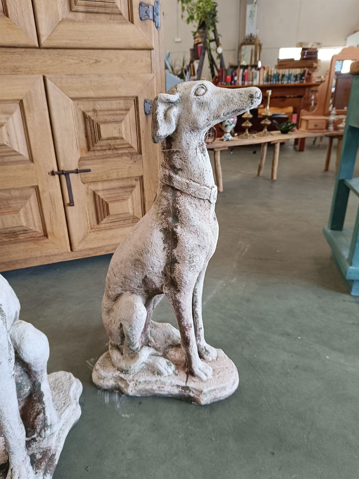 Pareja de estatuas de perros galgos - Imagen 4