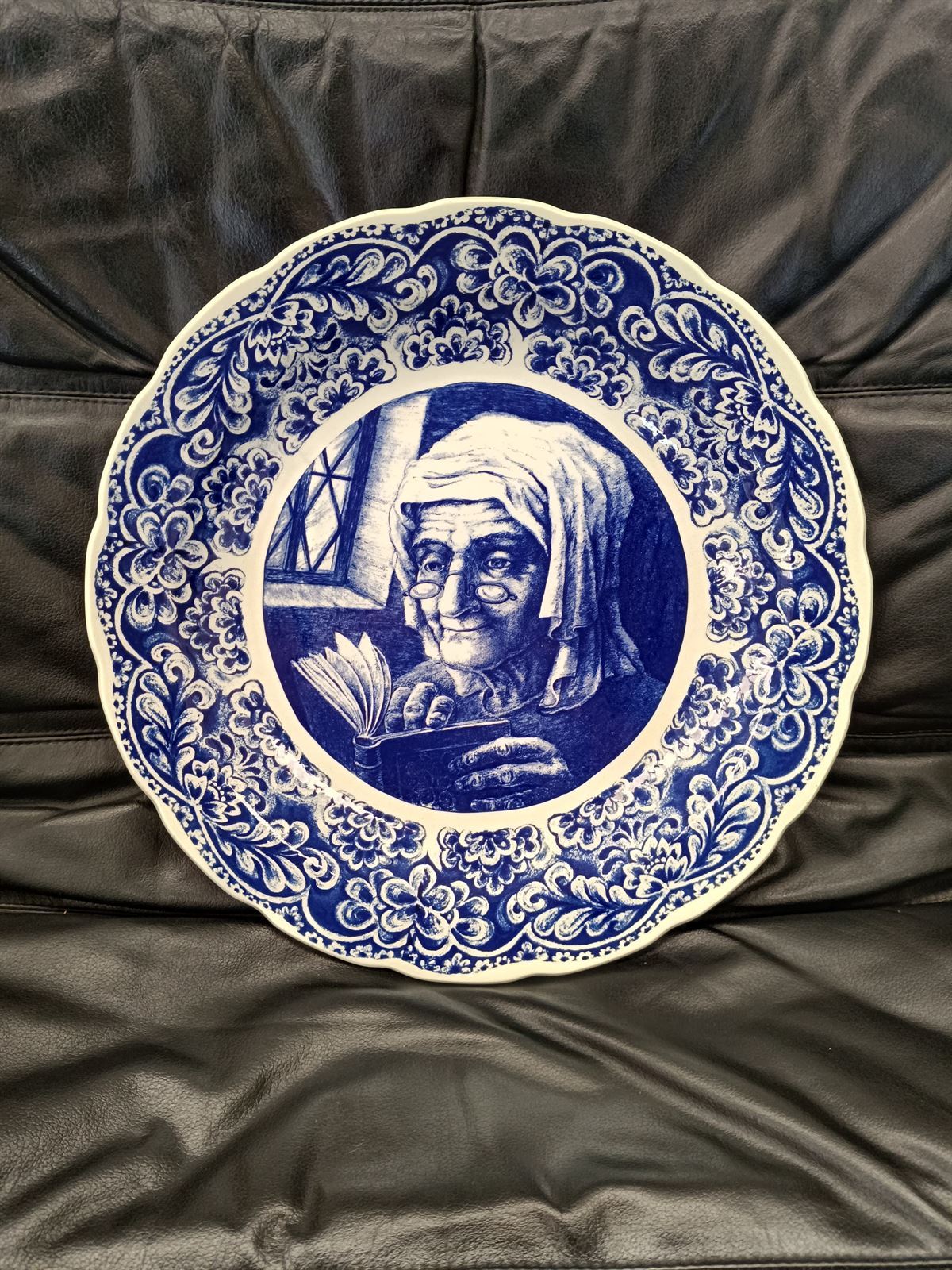 Plato Boch Anciana con Libro - Imagen 1