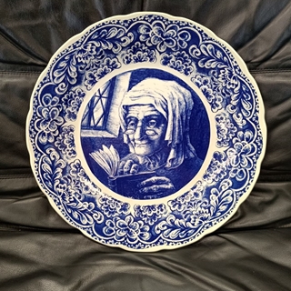 Plato Boch Anciana con Libro - Imagen 1