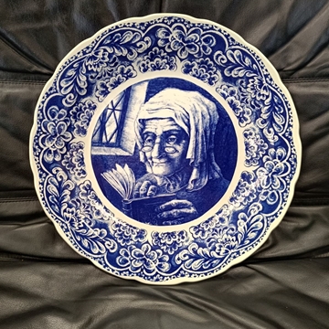 Plato Boch Anciana con Libro - Imagen 1