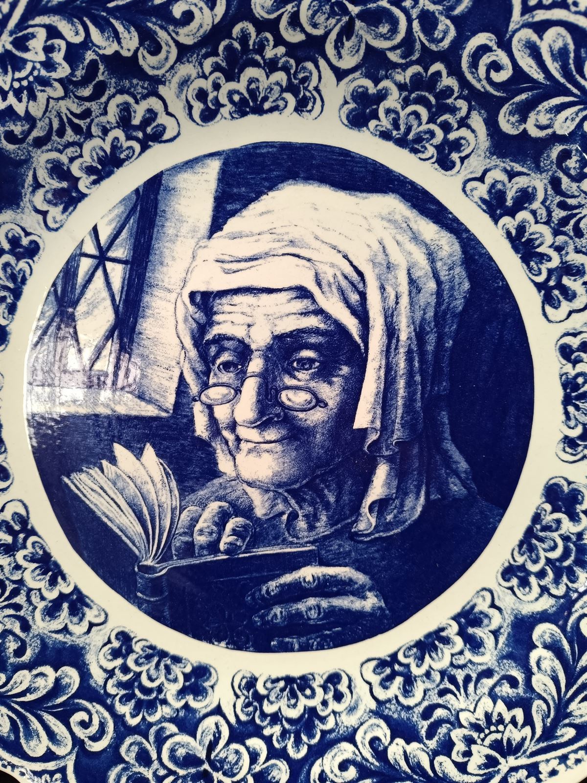 Plato Boch Anciana con Libro - Imagen 2