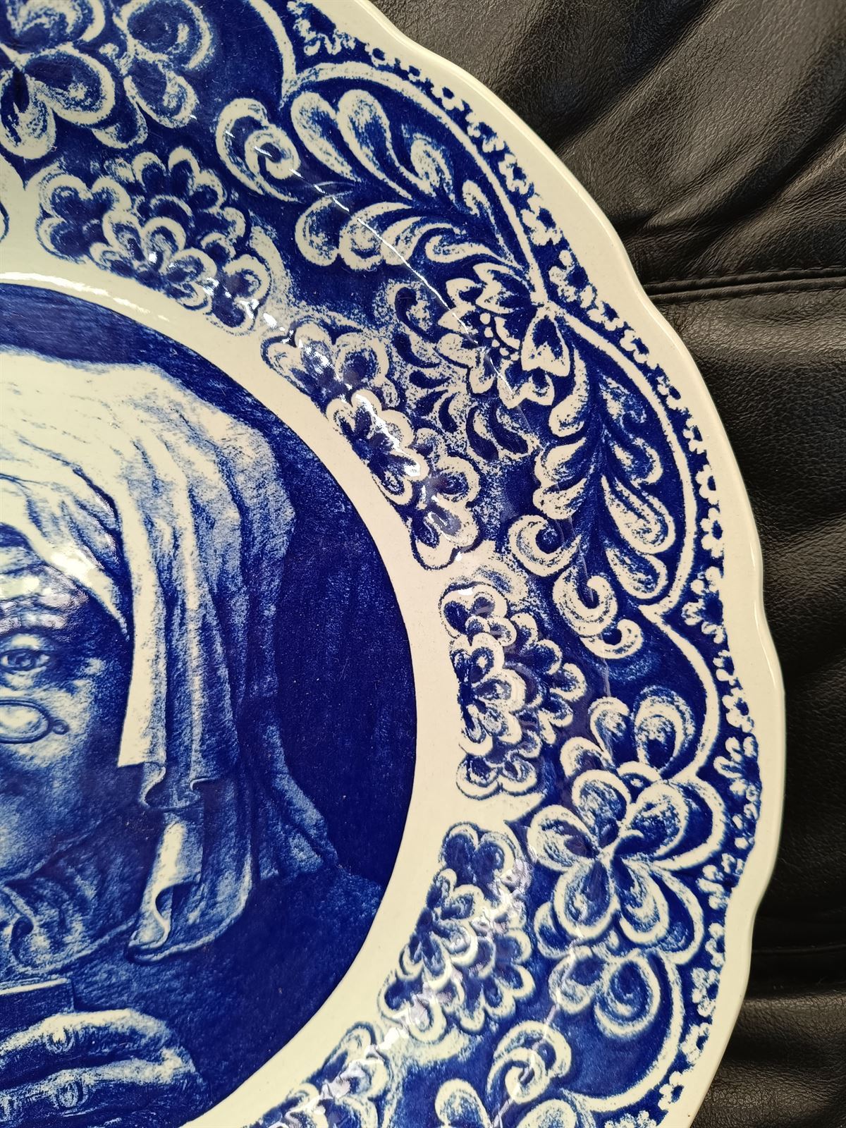 Plato Boch Anciana con Libro - Imagen 4