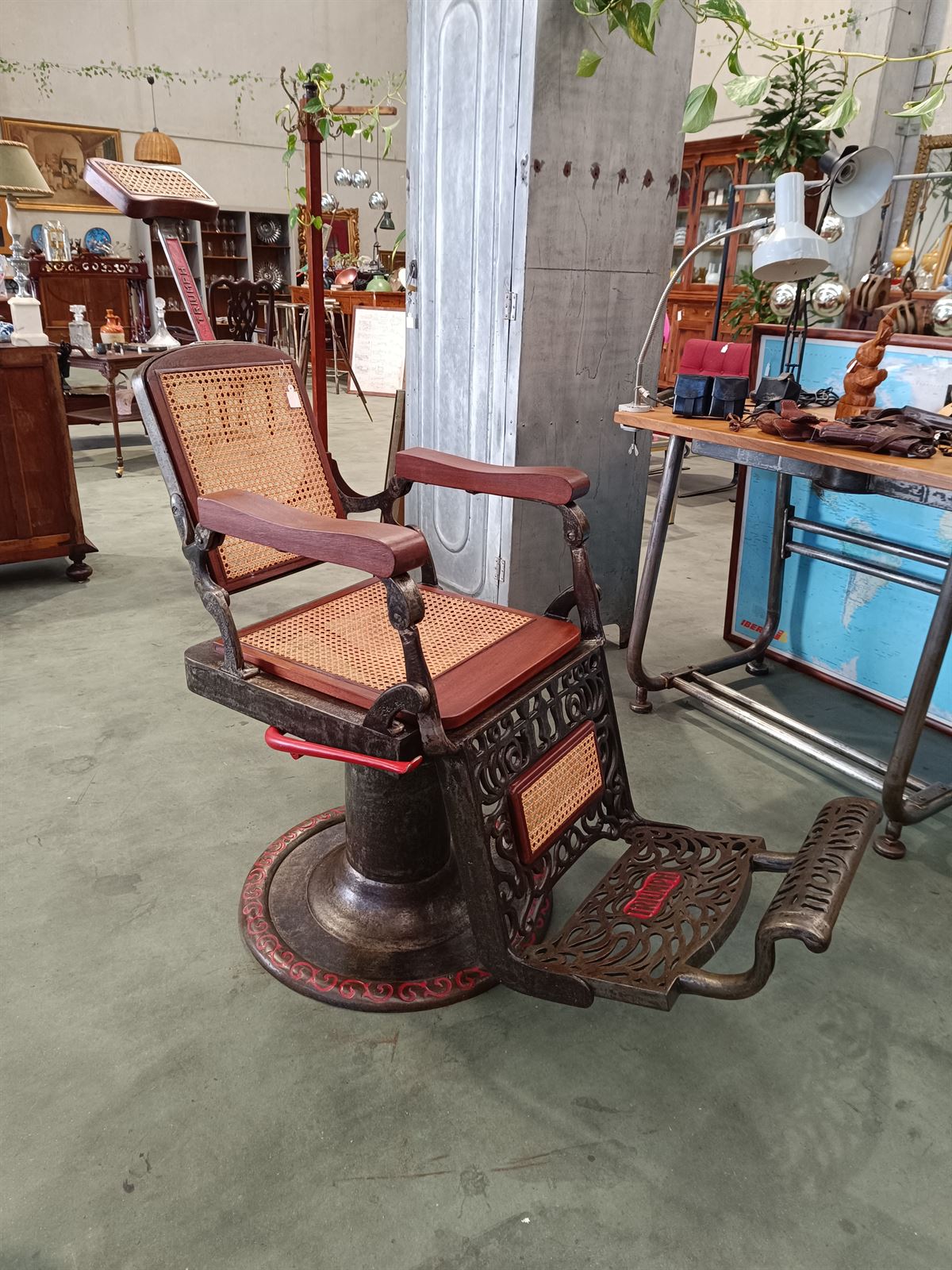 Sillón de barbero antiguo 1910 - Imagen 1