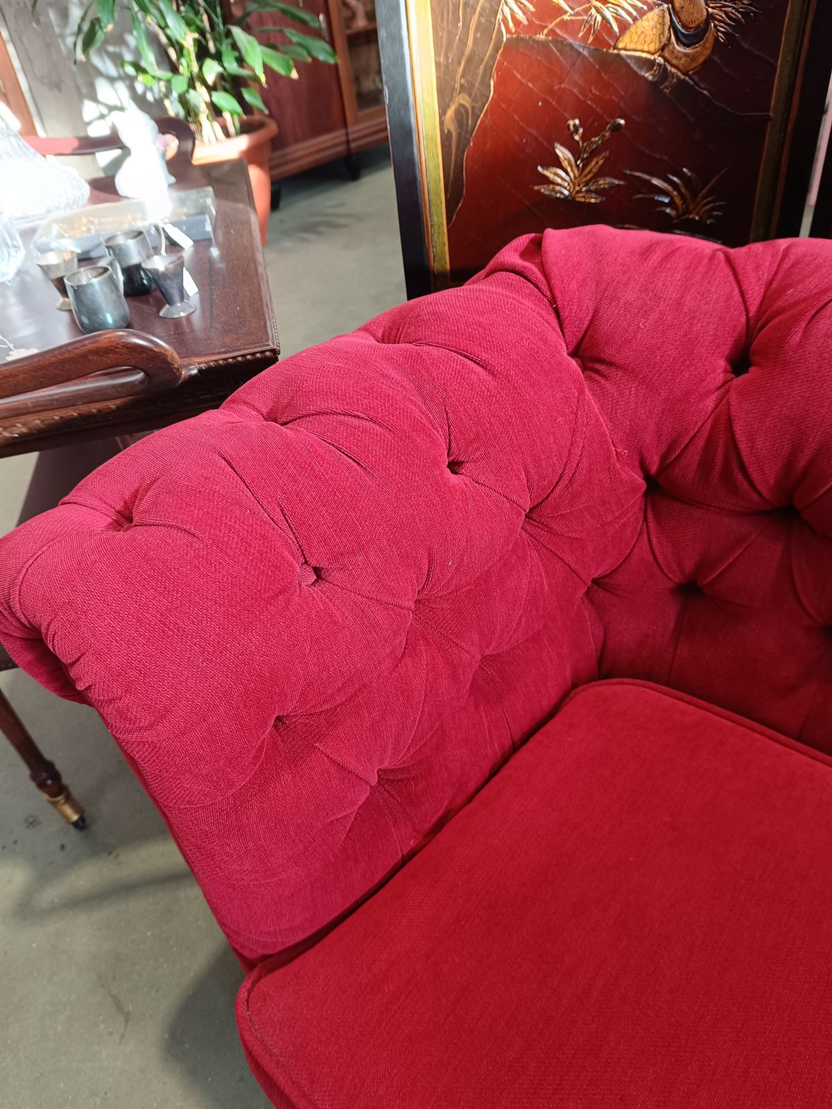 Sofá pequeño estilo Chester - Imagen 3