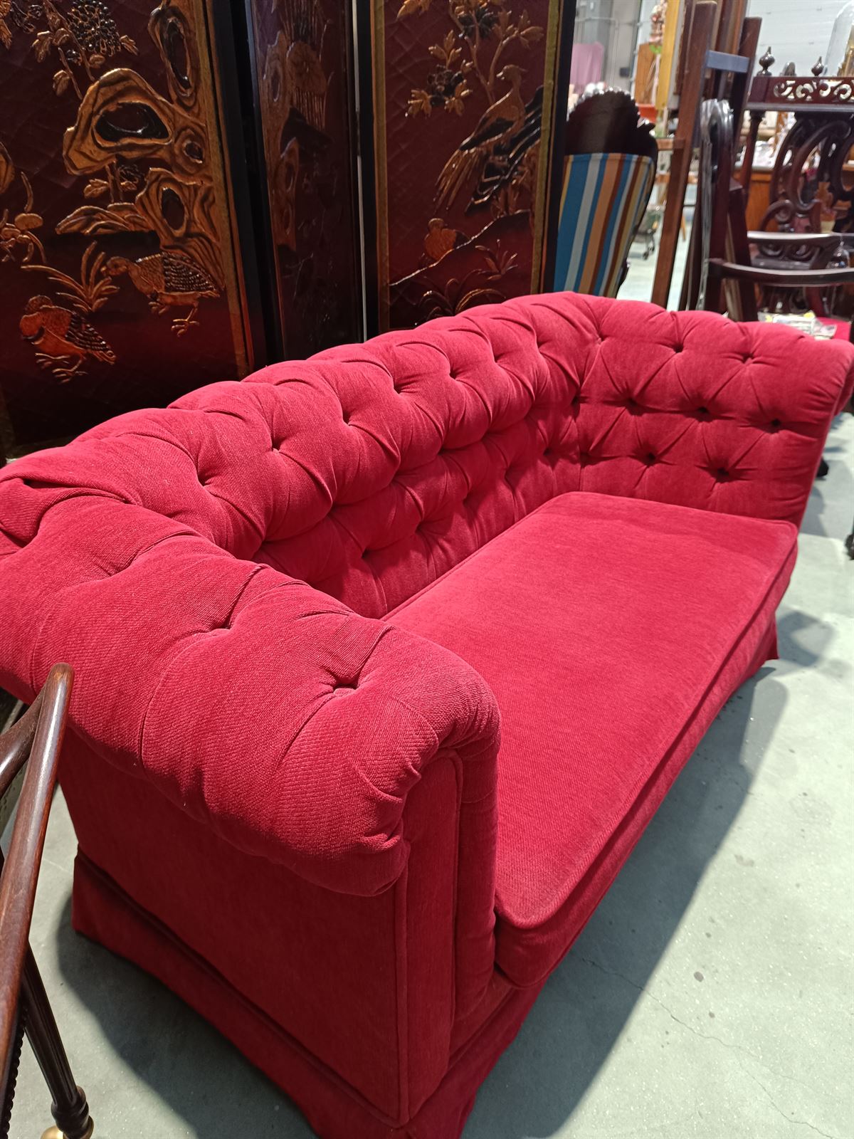 Sofá pequeño estilo Chester - Imagen 4