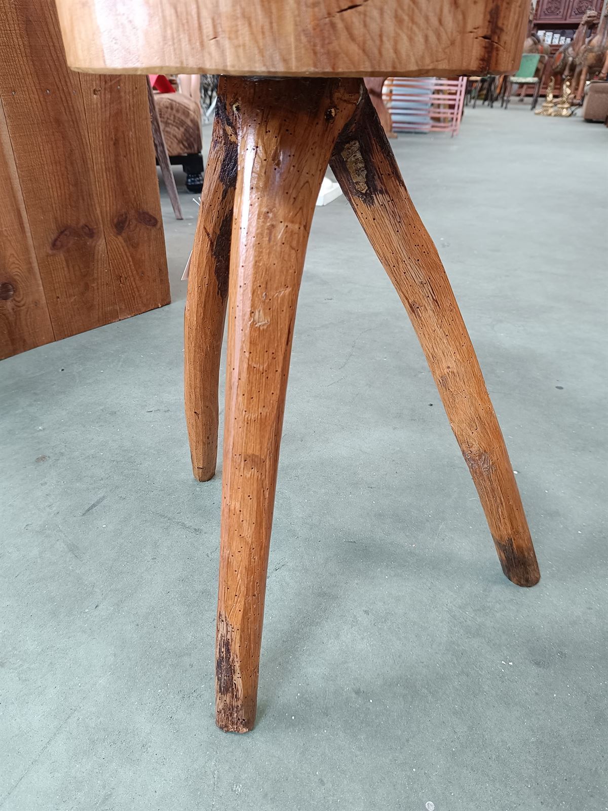Taburete antiguo de madera - Imagen 4
