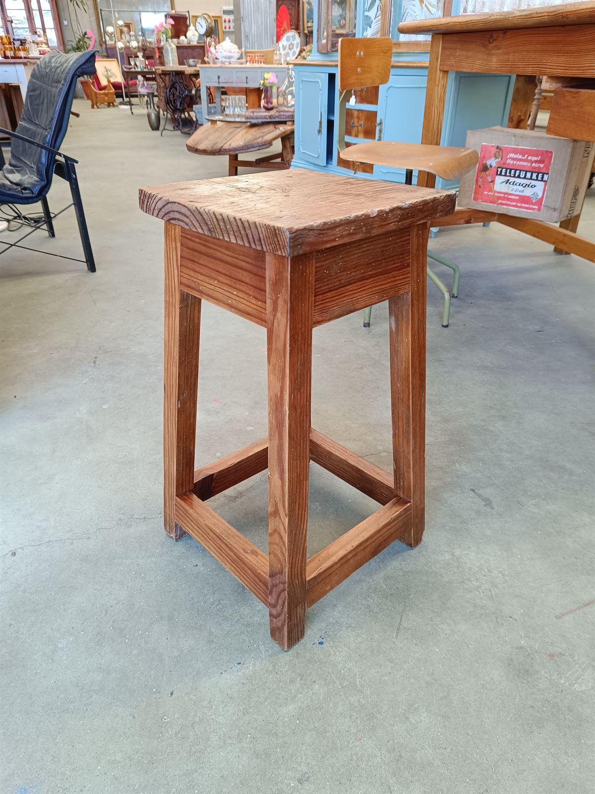 Taburete antiguo de madera - Imagen 1