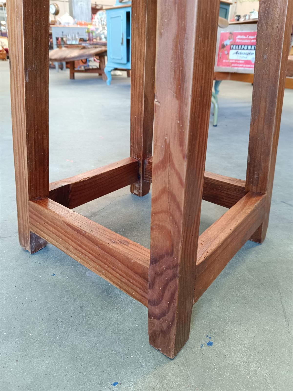 Taburete antiguo de madera - Imagen 2