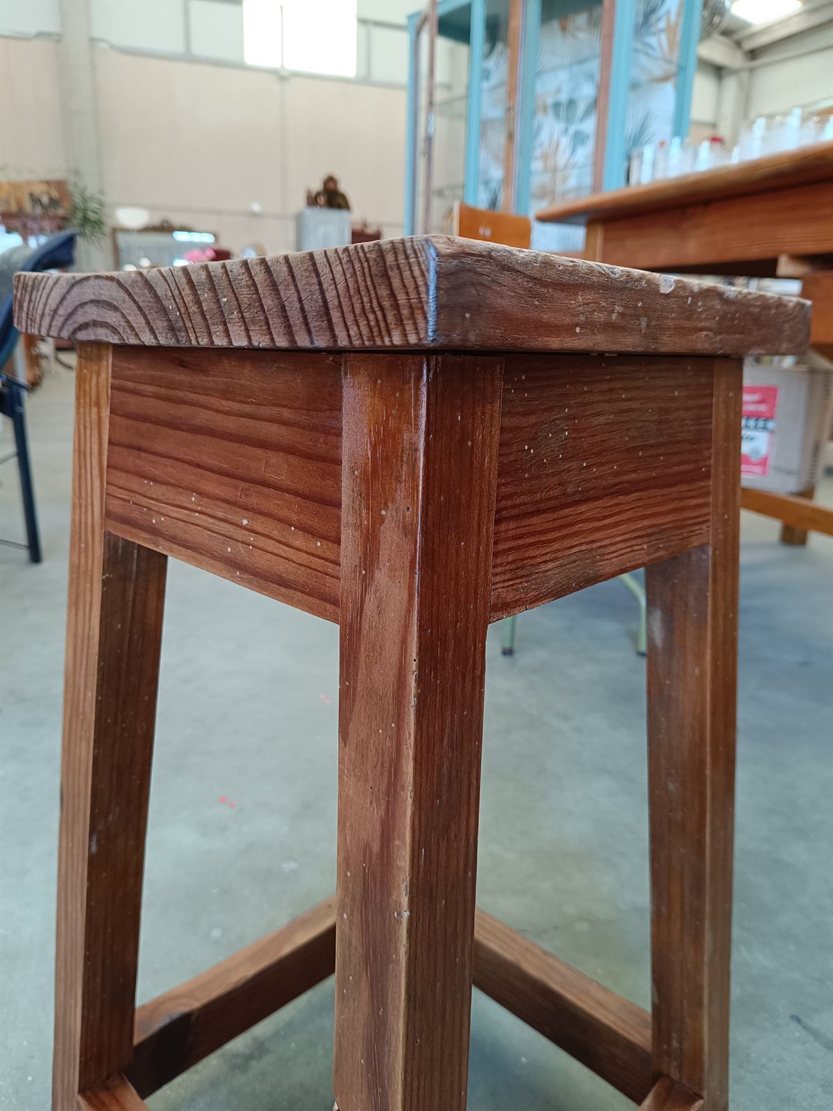 Taburete antiguo de madera - Imagen 3