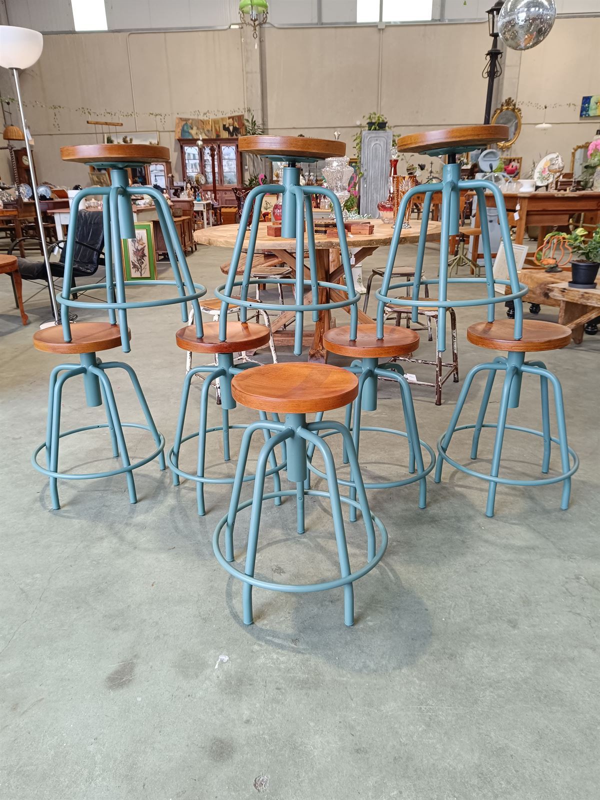 Taburete industrial de hierro y madera - Imagen 1