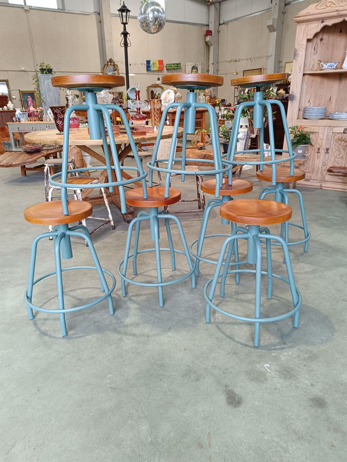 Taburete industrial de hierro y madera - Imagen 2