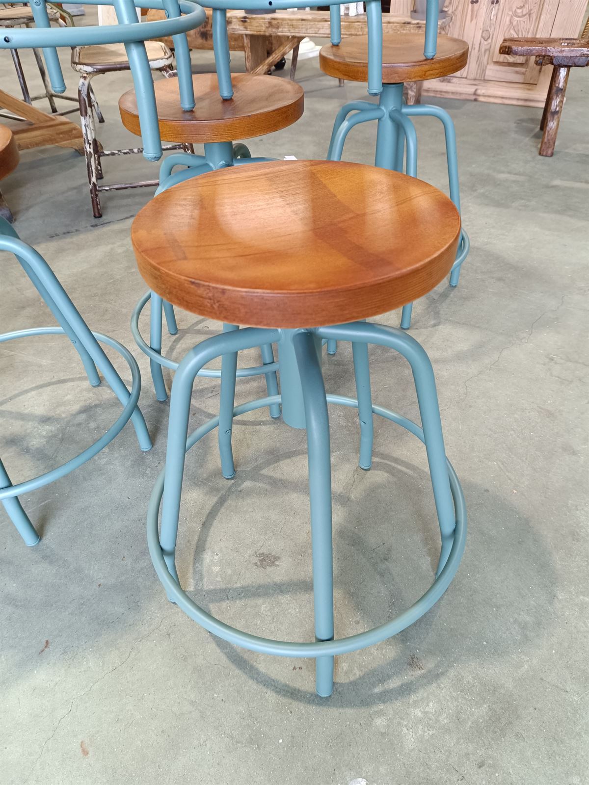 Taburete industrial de hierro y madera - Imagen 3