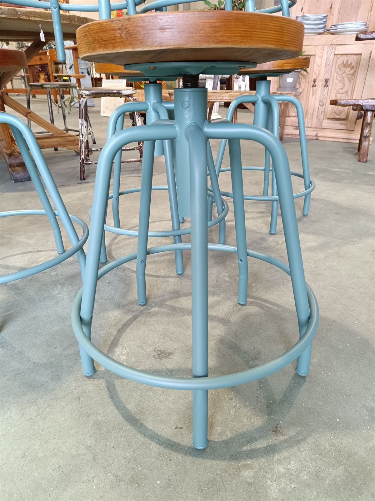 Taburete industrial de hierro y madera - Imagen 4