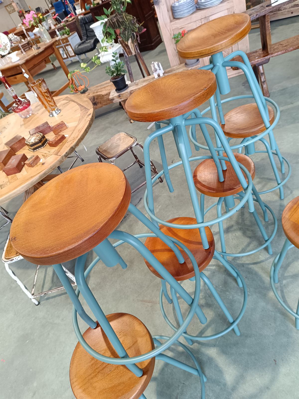 Taburete industrial de hierro y madera - Imagen 5