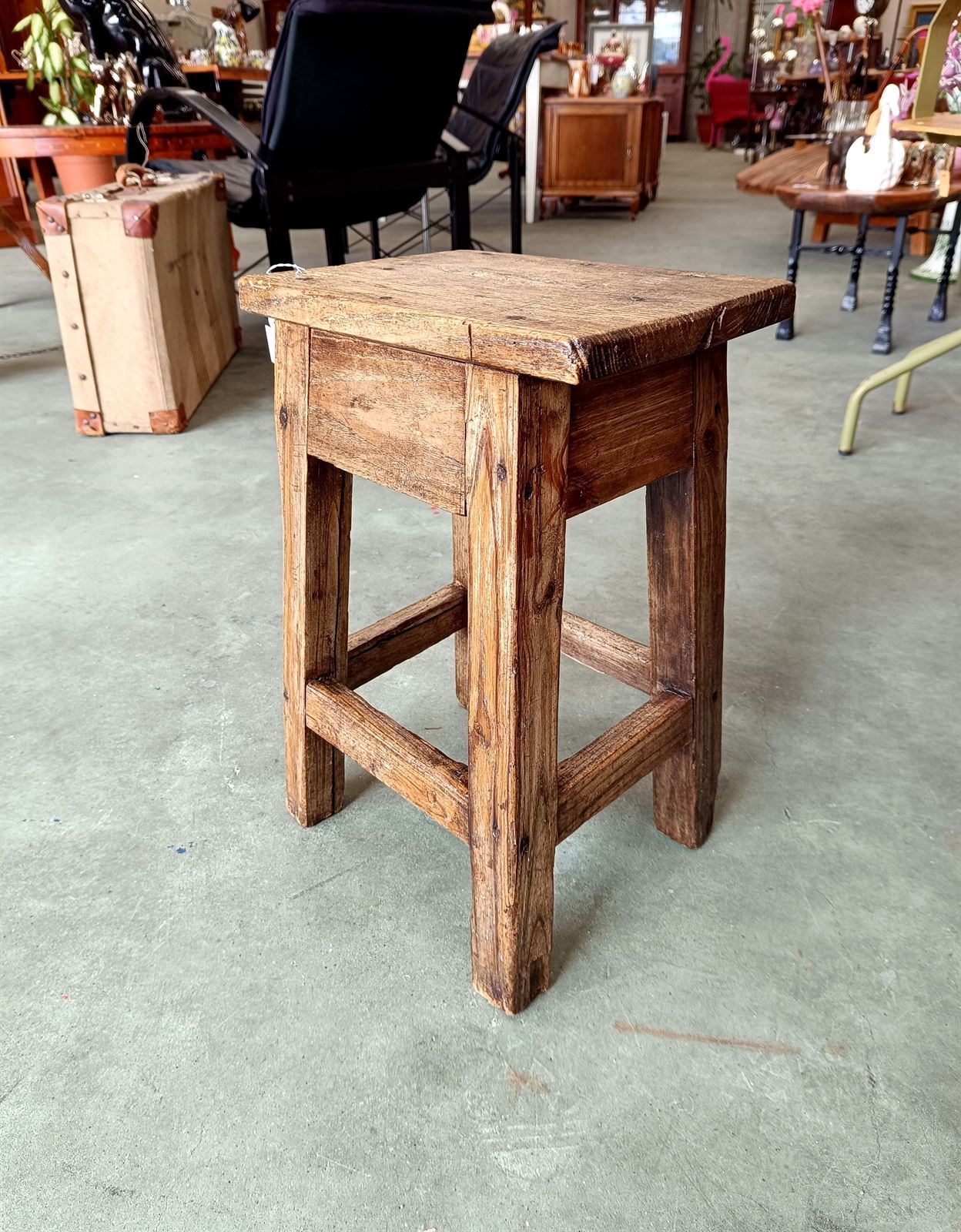 Taburete rústico antiguo de madera - Imagen 1