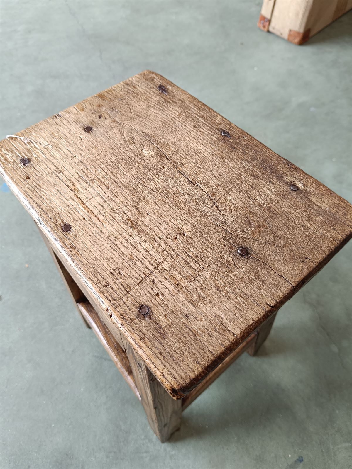 Taburete rústico antiguo de madera - Imagen 4