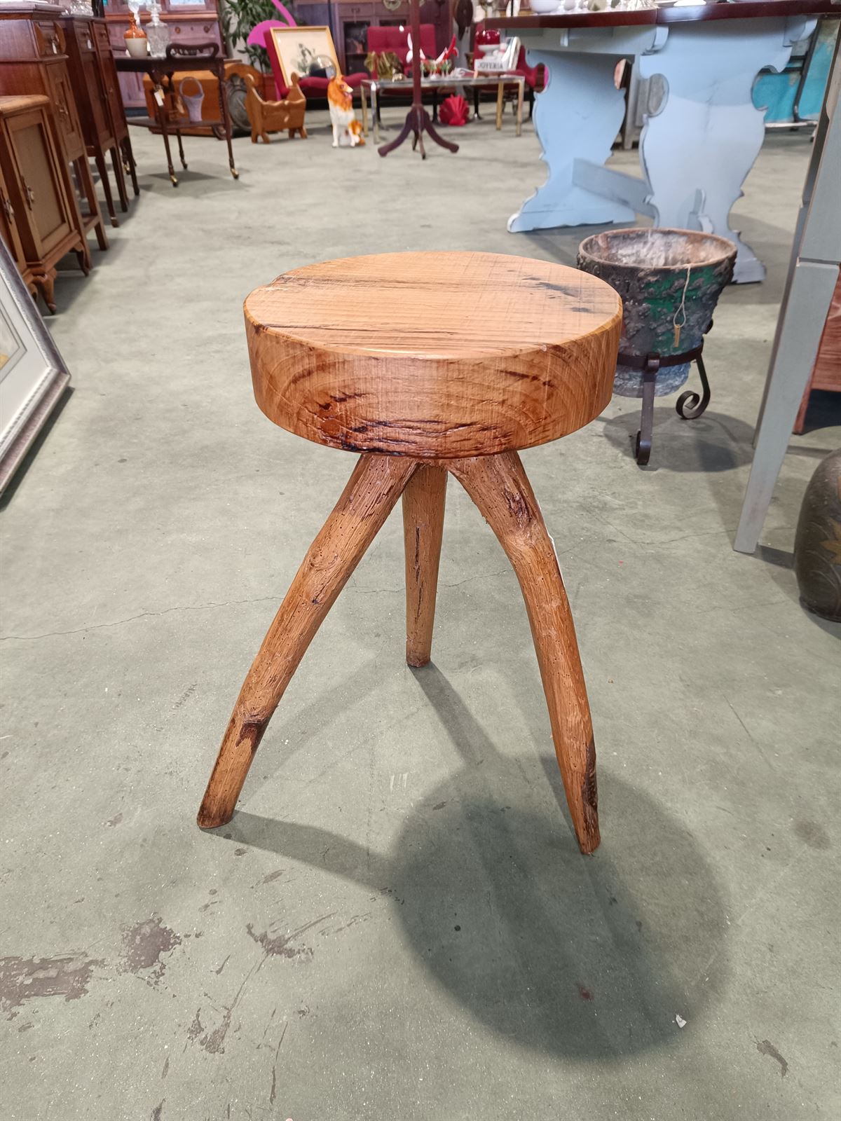 Taburete rústico de madera - Imagen 1