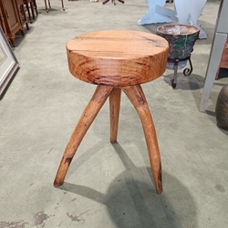 Taburete rústico de madera - Imagen 1