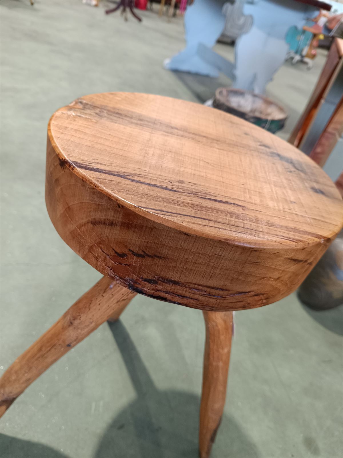 Taburete rústico de madera - Imagen 2