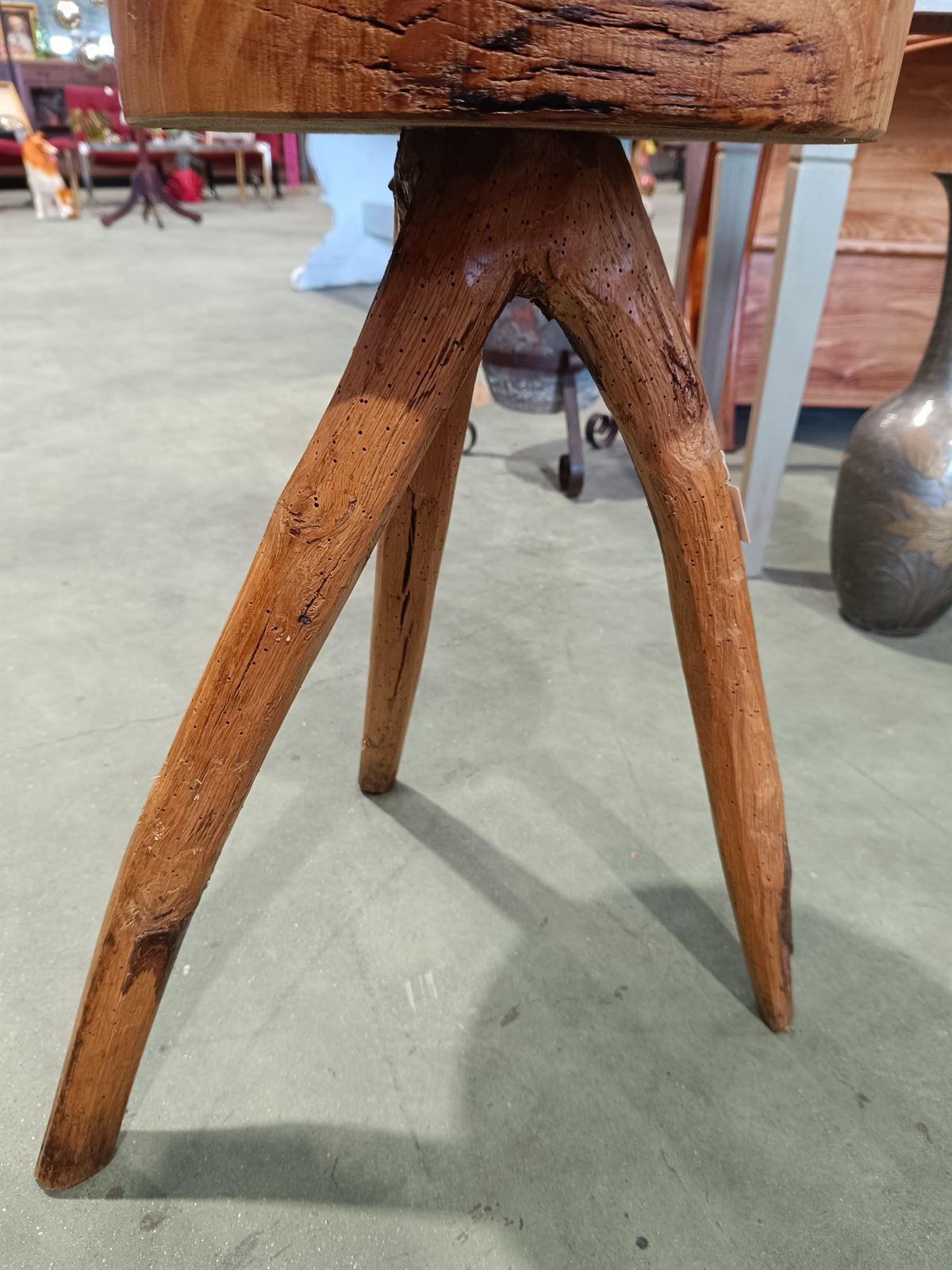 Taburete rústico de madera - Imagen 3