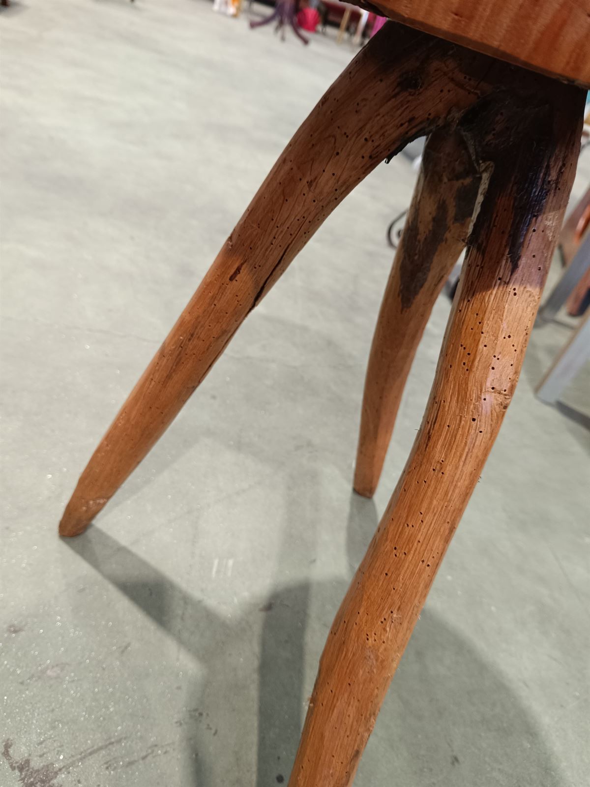 Taburete rústico de madera - Imagen 4