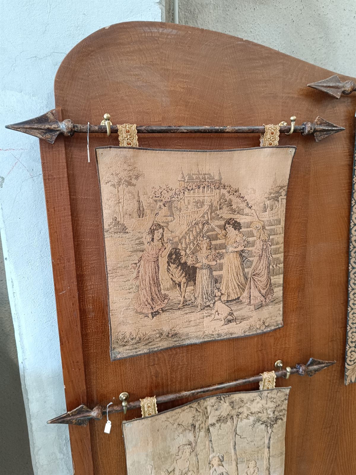 Tapiz antiguo Niñas con Perros - Imagen 1