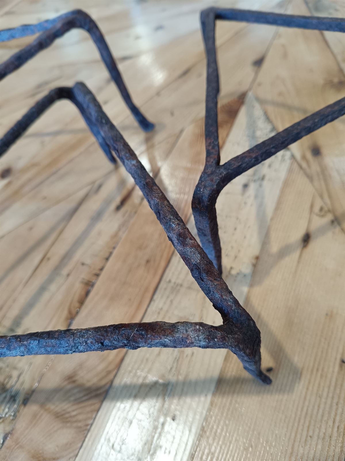 Trípode soporte hierro forjado - Imagen 3