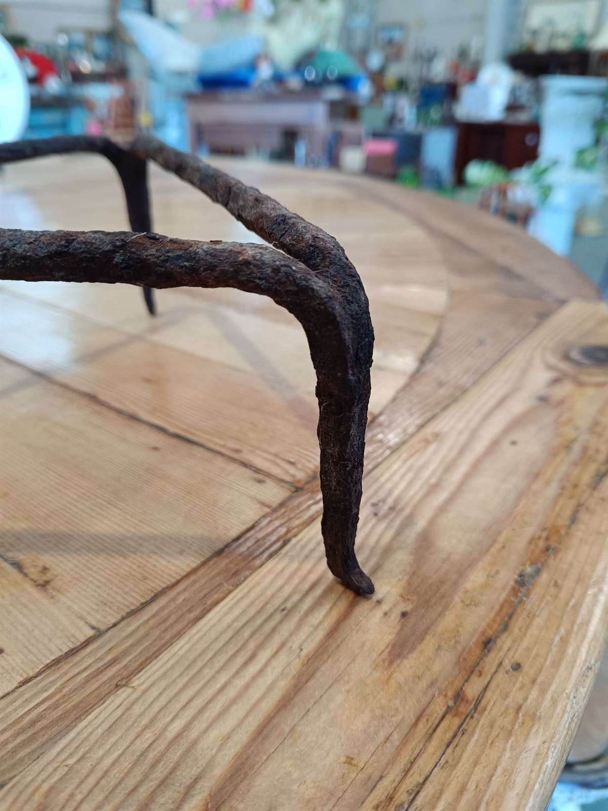 Trípode soporte hierro forjado - Imagen 4